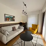 Urbannest Aerodrom Modern 1br With Workspace And Free Parking