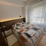 Apartamento Urbannest Aerodrom Modern 1br With Workspace And Free Parking *