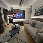 Urbannest Aerodrom Modern 1br With Workspace And Free Parking
