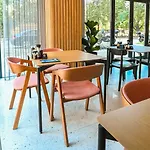 Urbannest Aerodrom Modern 1br With Workspace And Free Parking