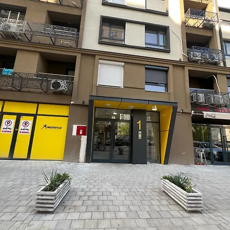 Urbannest Aerodrom Modern 1br With Workspace And Free Parking Appartement