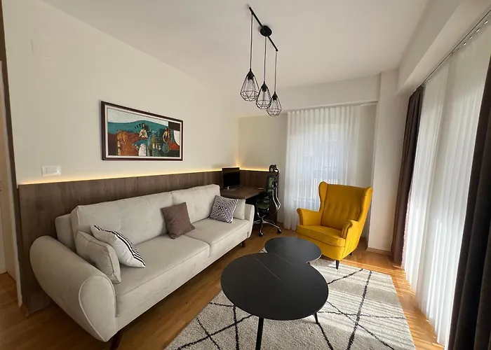 Urbannest Aerodrom Modern 1br With Workspace And Free Parking