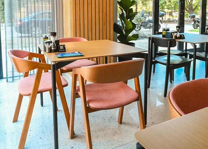 Urbannest Aerodrom Modern 1br With Workspace And Free Parking